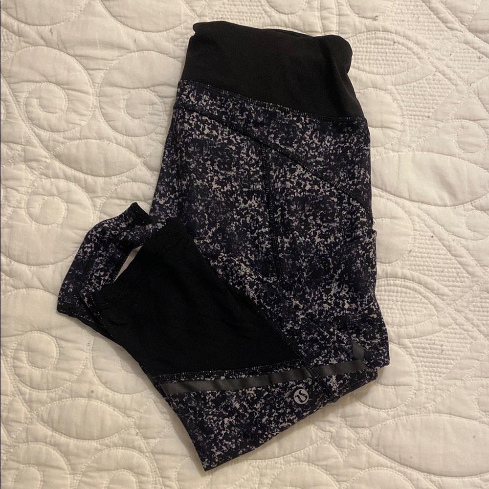 Lululemon Black and Gray Patterned Leggings with Pockets